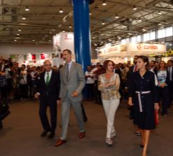 Don Felipe y Doña Letizia durante el recorrido por los stands del Pabellón Central